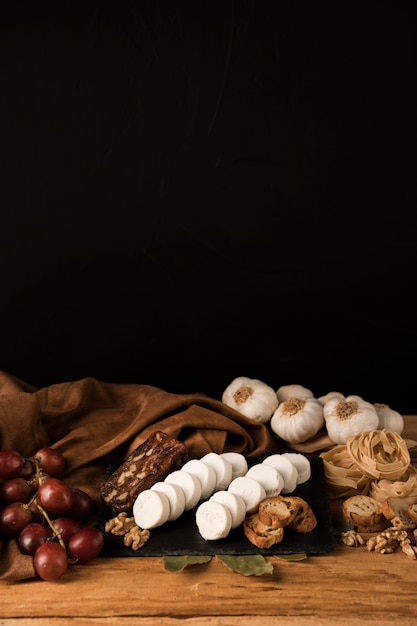 Smakelijk rauw voedsel op houten tafel tegen donker behang