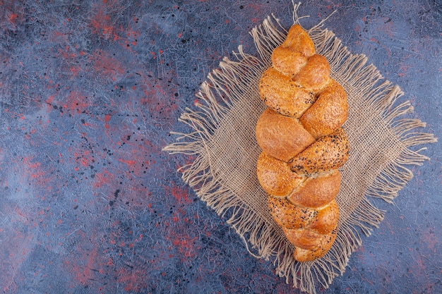 Smakelijk stokbroodbrood op een theedoek, op de blauwe achtergrond.