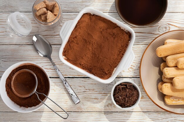 Smakelijk tiramisu-ingrediëntenarrangement bovenaanzicht