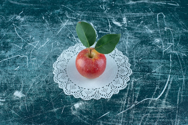 Smakelijke appel op het kleedje, op de blauwe achtergrond. Hoge kwaliteit foto