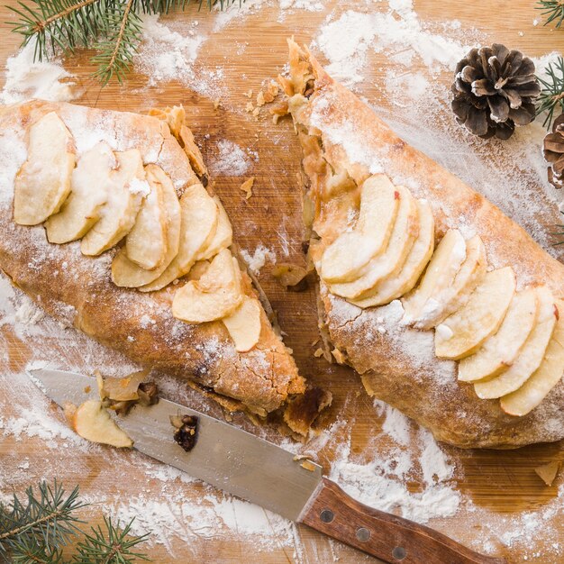 Smakelijke appelcake op hakbord