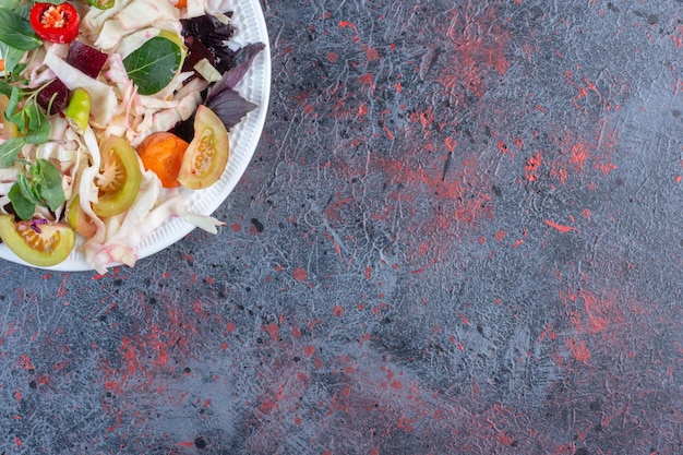 Smakelijke augurk schotel weergegeven op donkere gekleurde achtergrond. hoge kwaliteit foto