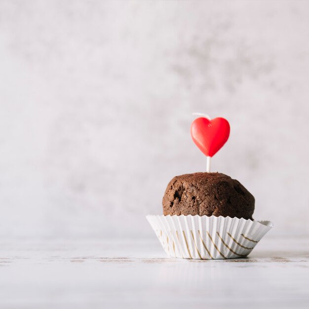 Smakelijke cake met kaars op toverstokje