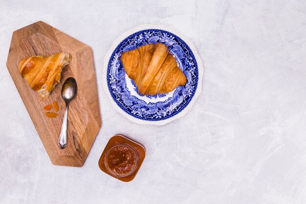 Smakelijke croissant ontbijt kopie ruimte