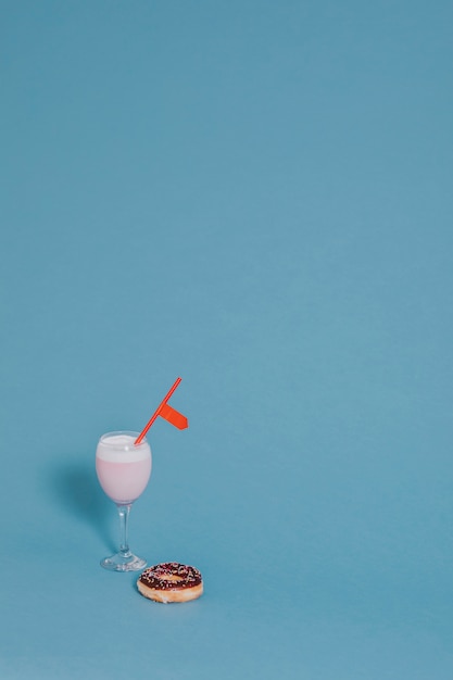 Smakelijke geglazuurde donut met een chique drankje