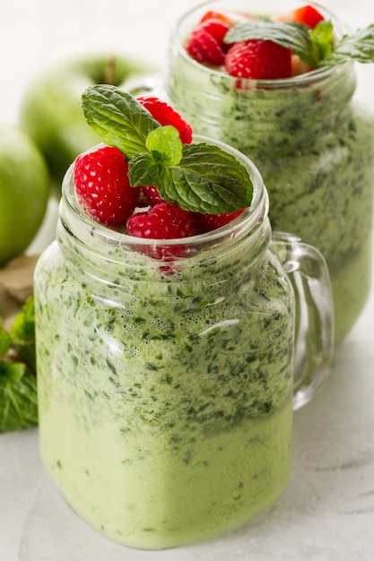 Smakelijke groene smoothie met aardbeien