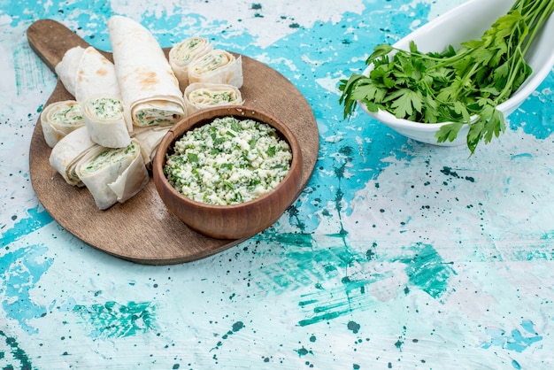 Gratis foto smakelijke groentebroodjes geheel en gesneden met groentevulling en koolsalade op helder bureau, lunch van de het broodjessnack van de voedselmaaltijd