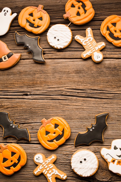 Smakelijke Halloween-koekjes op houten lijst