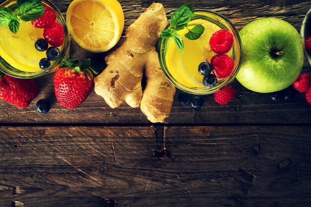 Smakelijke mooie ingrediëntenvruchten voor het maken van gezonde detoxdrankjes of smoothies. Houten rustieke achtergrond. Bovenaanzicht. Copy Space.