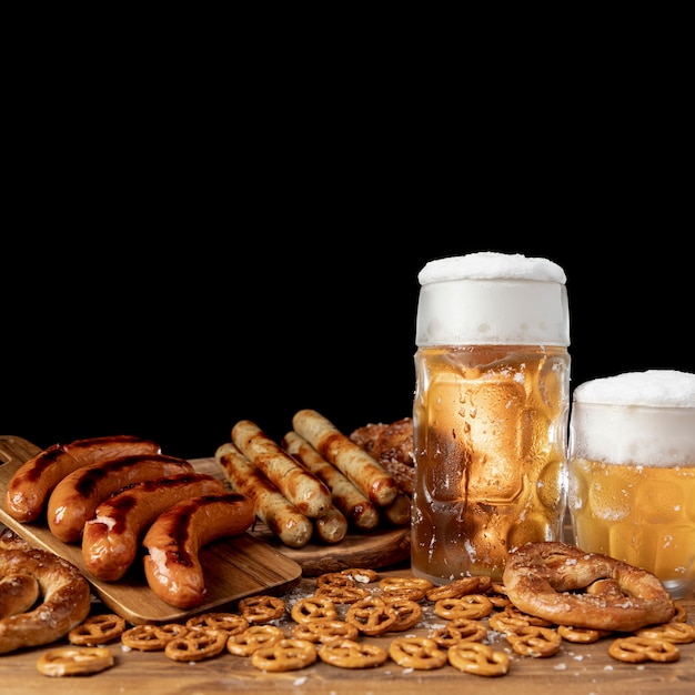 Smakelijke oktoberfest-snacks op een tafel