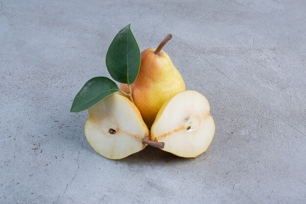 Smakelijke peren weergegeven op marmeren achtergrond.