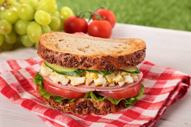 Smakelijke picknick op het gras