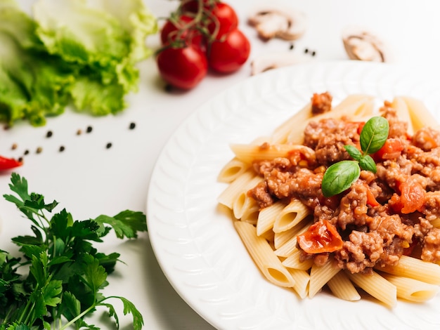 Smakelijke plaat van deegwaren bolognese