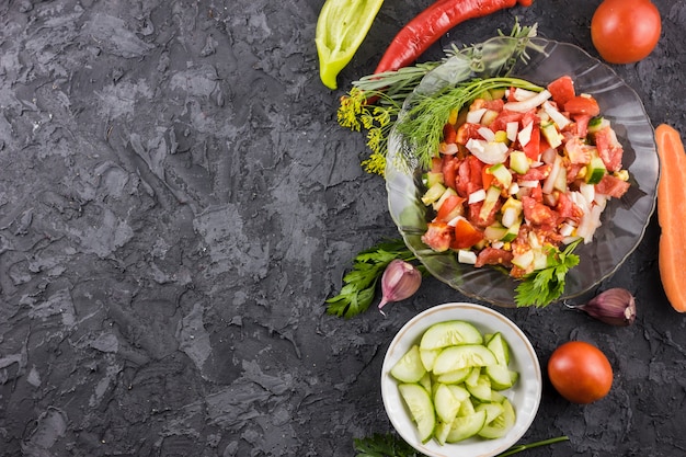 Smakelijke salade en ingrediënten lay-out met kopie ruimte