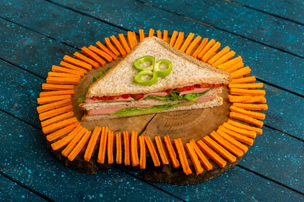 smakelijke sandwich met groene salade ham en tomaten als vulling samen met oranje beschuit op blauw