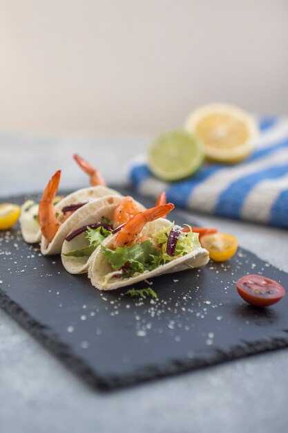 Smakelijke snacks met garnalen