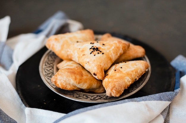 Gratis foto smakelijke traditionele indische bakkerijpastei