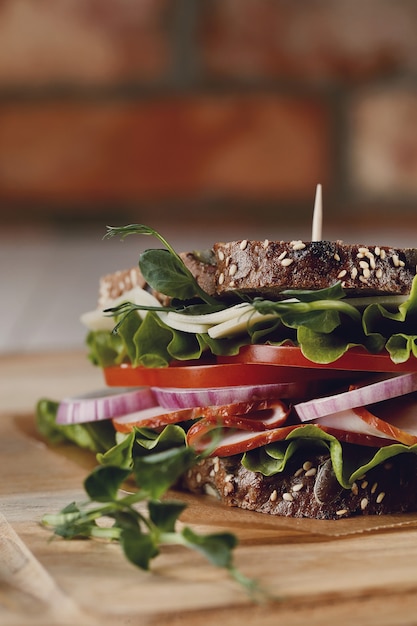 Gratis foto smakelijke veganistische sandwich over houten tafel