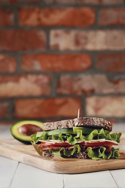 Smakelijke veganistische sandwich over houten tafel