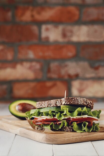 Smakelijke veganistische sandwich over houten tafel