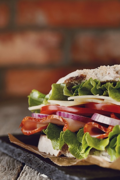 Smakelijke veganistische sandwich over houten tafel