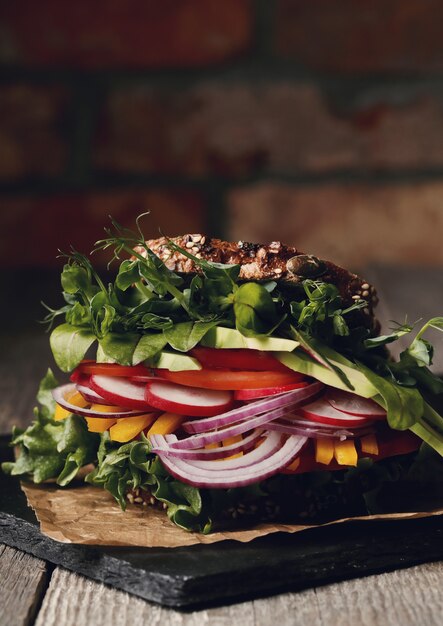 Smakelijke veganistische sandwich over houten tafel