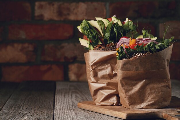 Smakelijke veganistische sandwich over houten tafel