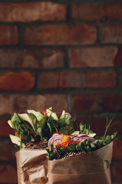 Smakelijke veganistische sandwich over houten tafel