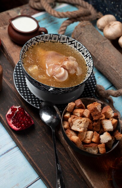 Smakelijke vlees maaltijd met beschuit op tafel