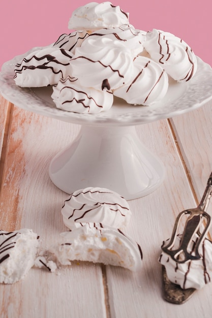 Smakelijke zoete marshmallows op dessert schotel