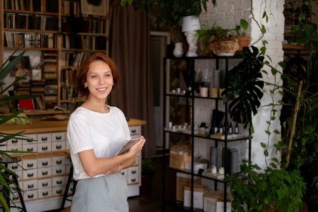 Gratis foto small business manager in haar werkplaats