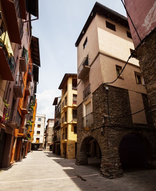 Smalle straat in middeleeuwse Catalaanse stad in de Pyreneeën