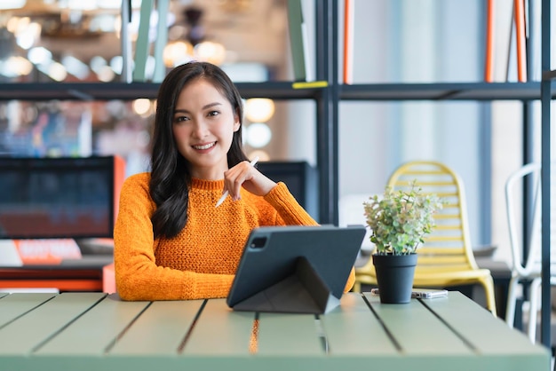 Smart casual aziatische zakenvrouw opstarten bedrijf ondernemer klein bedrijf eigenaar werk en discussie met klant in nieuwe winkel winkel kantoor achtergrond Aantrekkelijke vrolijke vrouwelijke gebruik tablet smartphone