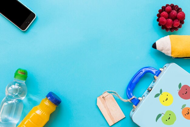 Smartphone en etui in de buurt van gezonde voeding