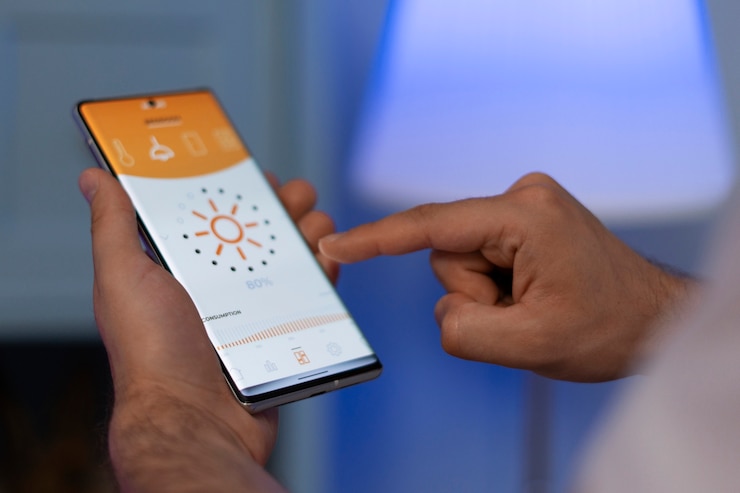 Gratis Foto smartphone in de hand thuis