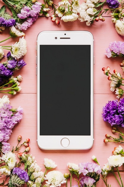 Gratis foto smartphone in kleurrijke kleine bloemen