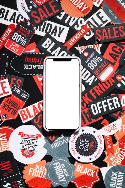 Gratis foto smartphone op kleurrijke black friday-etiketten