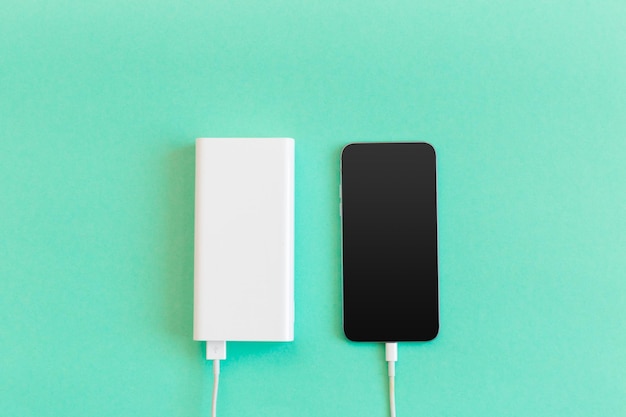 Gratis foto smartphone opladen met powerbank