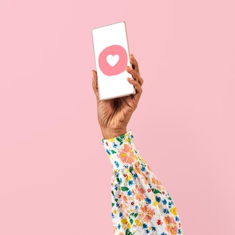 Smartphone scherm hand met social media hart icoon