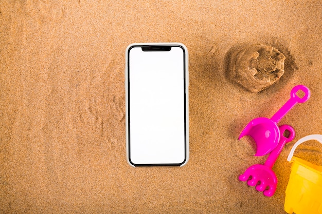 Smartphone speelt zich af in de buurt van zand