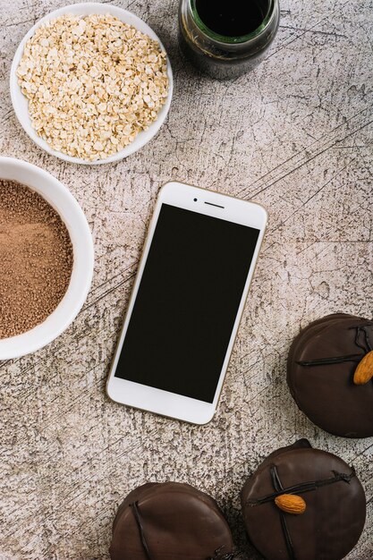 Smartphone tussen koekjes en likdoorns