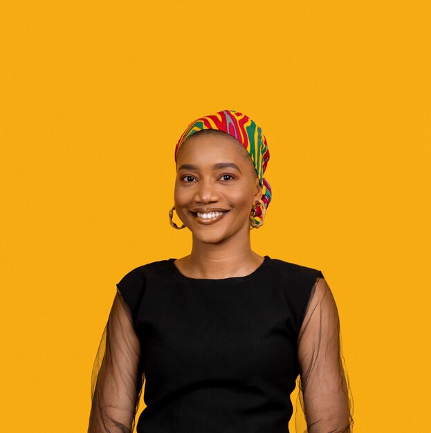Smiley Afrikaanse vrouw traditionele accessoires dragen