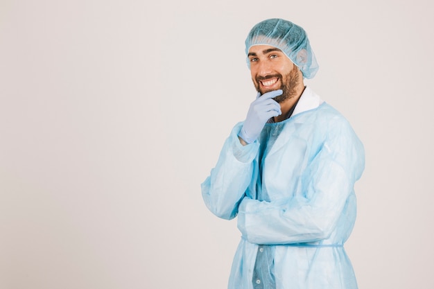 Smiley chirurg met interessante pose