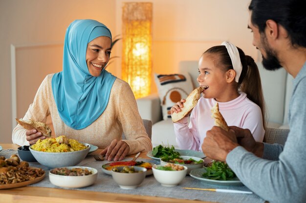 Smiley-familie samen eten medium shot