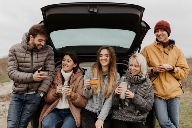 Smiley groep vrienden op road trip pauze