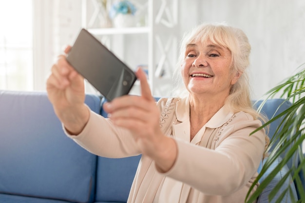 Smiley grootmoeder selfie te nemen