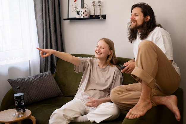 Gratis foto smiley huisgenoten film kijken