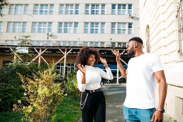 Smiley interculturele vrienden samen wandelen