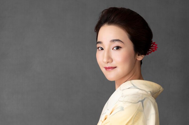 Smiley Japanse vrouw in een lichte kimono