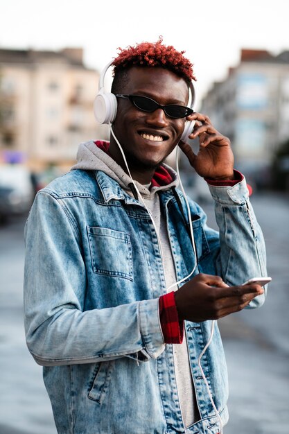 Smiley jong mannetje op straatmodel